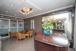 Lobby sitting area - Ange Hill Hotel (Accra)