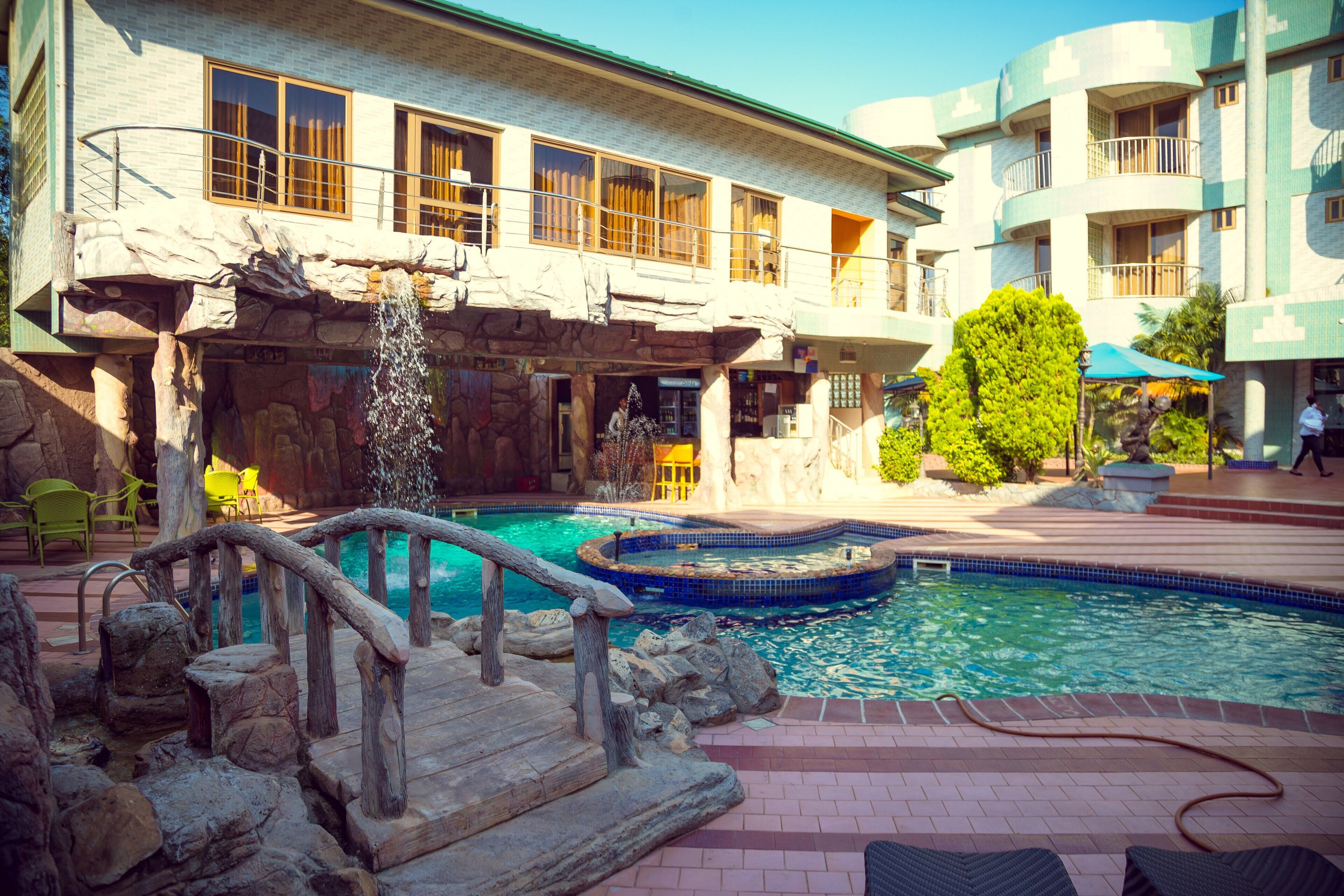 Piscine extérieure, parasols de plage, chaises longues