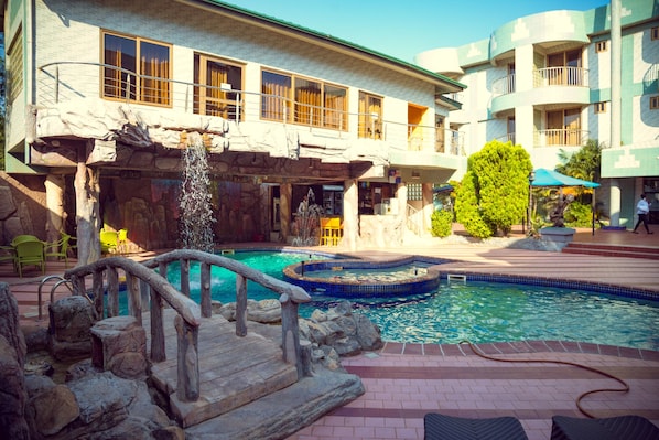 Outdoor pool, pool umbrellas, sun loungers - Ange Hill Hotel (Accra)