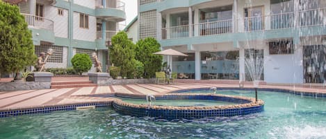 Piscine extérieure, parasols de plage, chaises longues