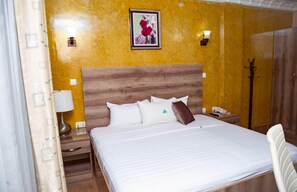 Down duvets, in-room safe, individually decorated - Ange Hill Hotel (Accra)