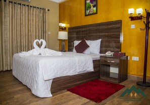 Down comforters, in-room safe, individually decorated - Ange Hill Hotel (Accra)
