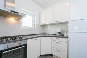 House | Private kitchen | Full-size fridge, oven, stovetop, coffee/tea maker - Country Home Dingač (Orebic)