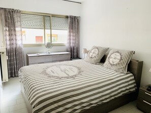 1 chambre, fer et planche à repasser, Wi-Fi, draps fournis