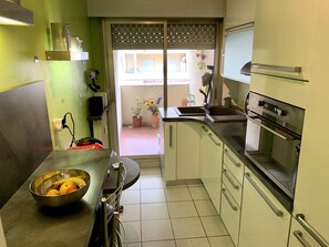 Réfrigérateur, four, plaque de cuisson, cafetière/bouilloire