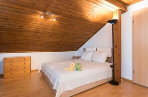 House, 3 Bedrooms | 3 bedrooms, individually decorated, individually furnished, desk