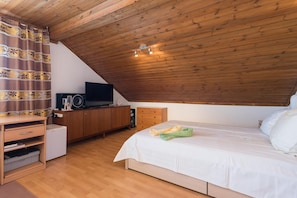 3 bedrooms, individually decorated, individually furnished, desk