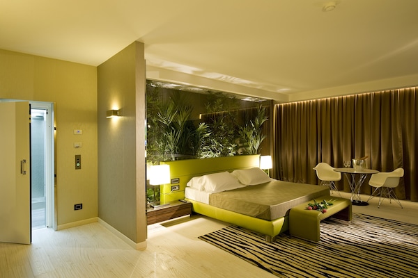 Superior Suite (Experience) | Premium bedding, free minibar items, in-room safe, desk
