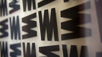 Primer plano de una pared con letras grandes y llamativas.