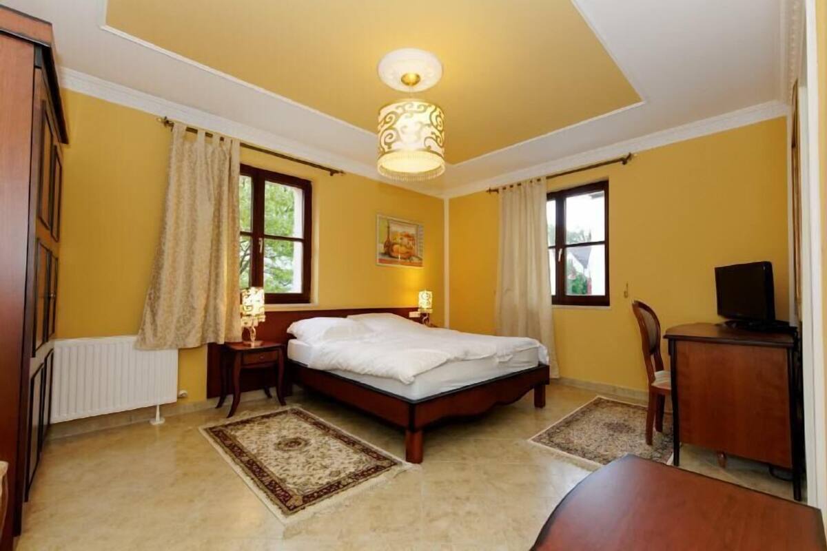 Desk, free WiFi, bed sheets