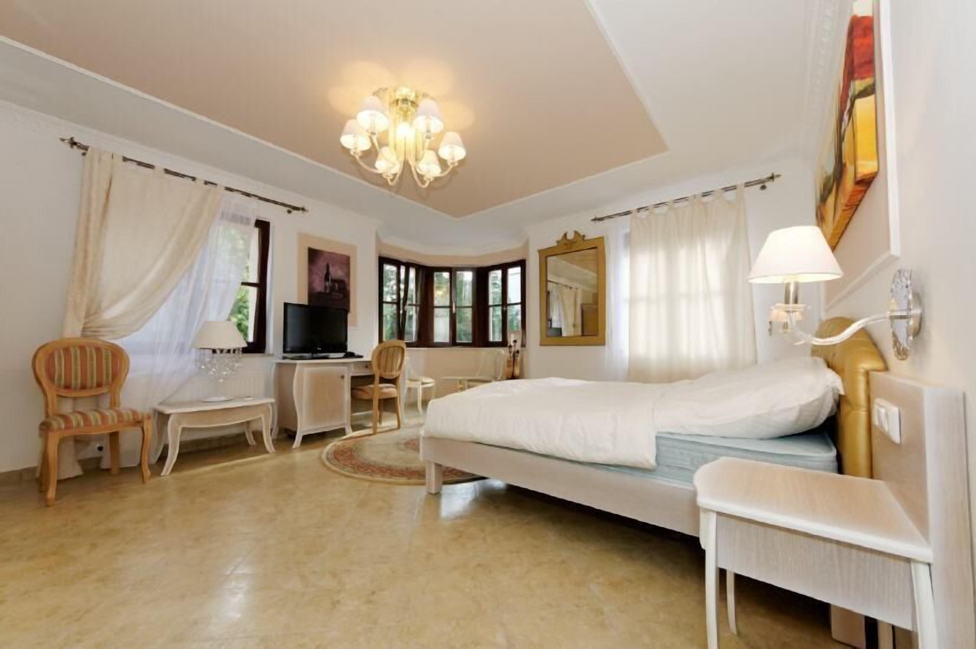 Desk, free WiFi, bed sheets