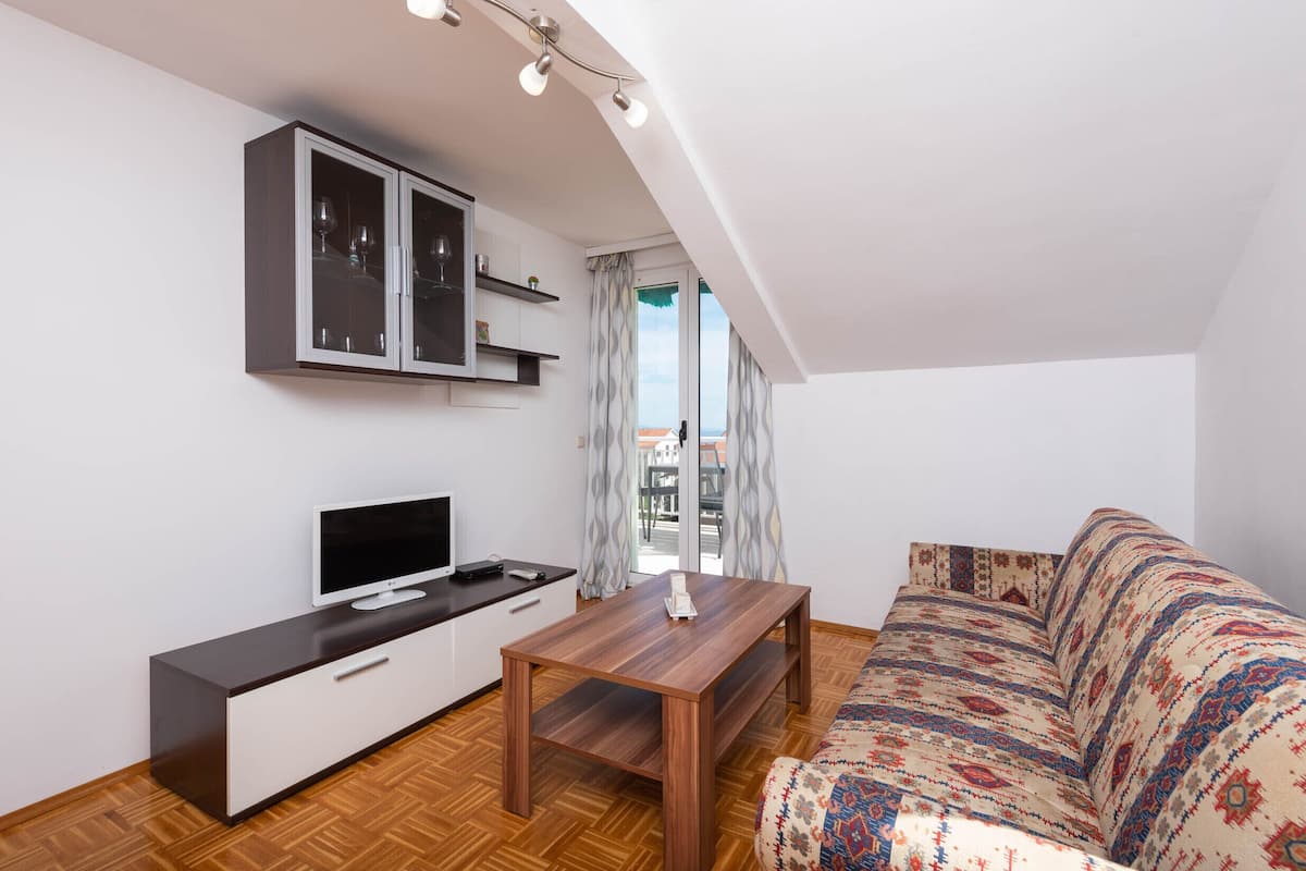 Superior-Apartment, Balkon | Wohnzimmer | Flachbildfernseher