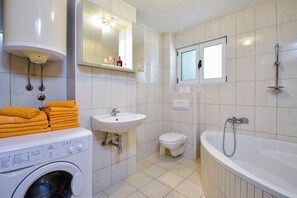 Appartement classique, 2 chambres | Salle de bain | Serviettes fournies