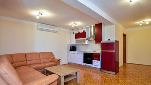 Appartement Classique, 2 chambres | Salle de séjour | Télévision à écran plat