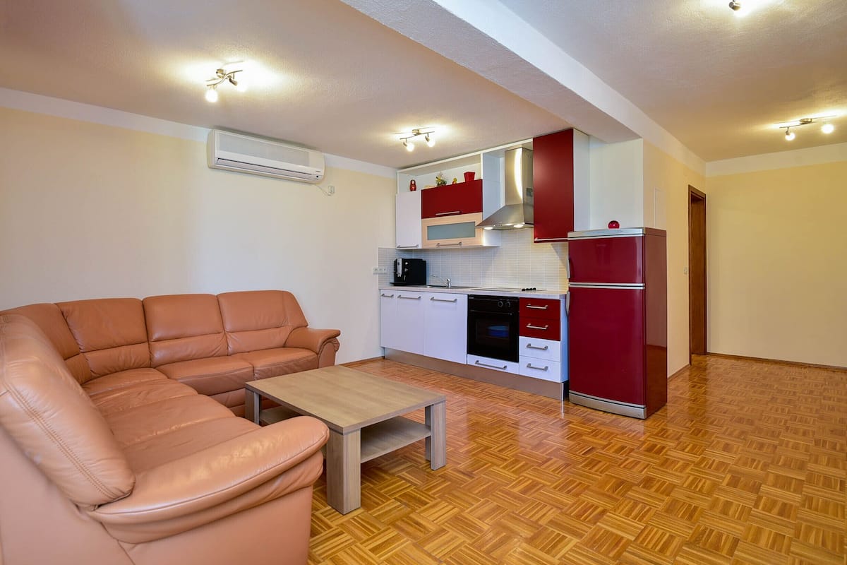 Classic-Apartment, 2 Schlafzimmer | Wohnzimmer | Flachbildfernseher