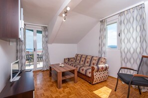Superior appartement, balkon | Woonruimte | Een flatscreentelevisie