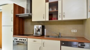 Appartement Supérieur, balcon | Cuisine privée | Cafetière/bouilloire, réfrigérateur, four, plaque de cuisson