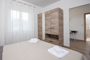 Appartement, terrasse | Chambres insonorisées, Wi-Fi gratuit, draps fournis