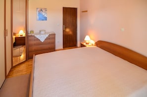 Apartment, Terrace | 3 bedrooms, soundproofing, free WiFi, bed sheets