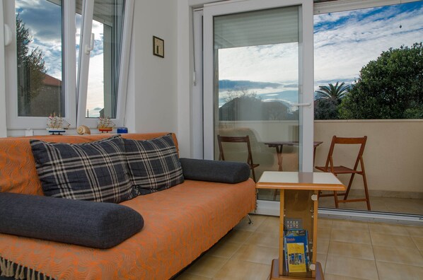 Departamento, 1 habitación, planta baja | Área de sala de estar | Televisión de pantalla plana 