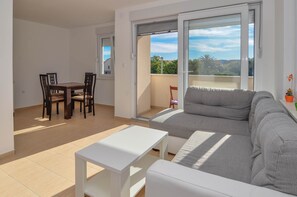 Departamento, 1 habitación, balcón | Sala de estar | Televisión de pantalla plana 