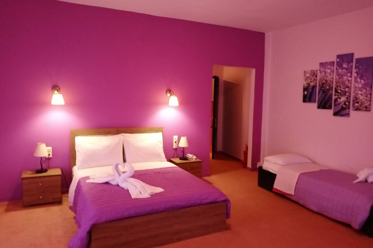 Minibar, wifi gratis y ropa de cama