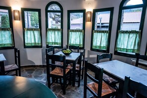 Desayuno buffet (EUR 15 por persona)