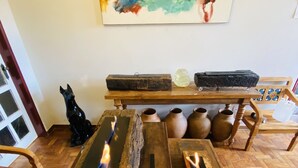 Una mesa de madera con diseño rústico, que presenta una superficie plana y una viga de soporte central.