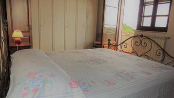 2 chambres, fer et planche Ă repasser, lit parapluie, draps fournis