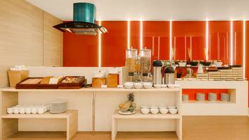 Daily buffet breakfast (INR 550 per person)