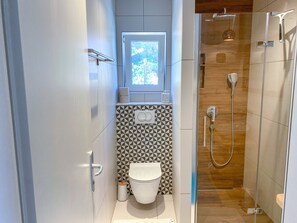 Douche, sèche-cheveux, serviettes fournies