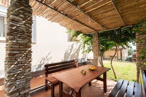 Outdoor dining - Apartments Mare (Orebic)