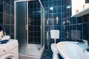 Apartment, 2 Schlafzimmer, Gartenblick | Badezimmer | Dusche, Haartrockner, Handtücher, Seife