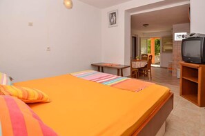 Apartamento, 1 habitación, patio | Sistema de insonorización, wifi gratis, ropa de cama