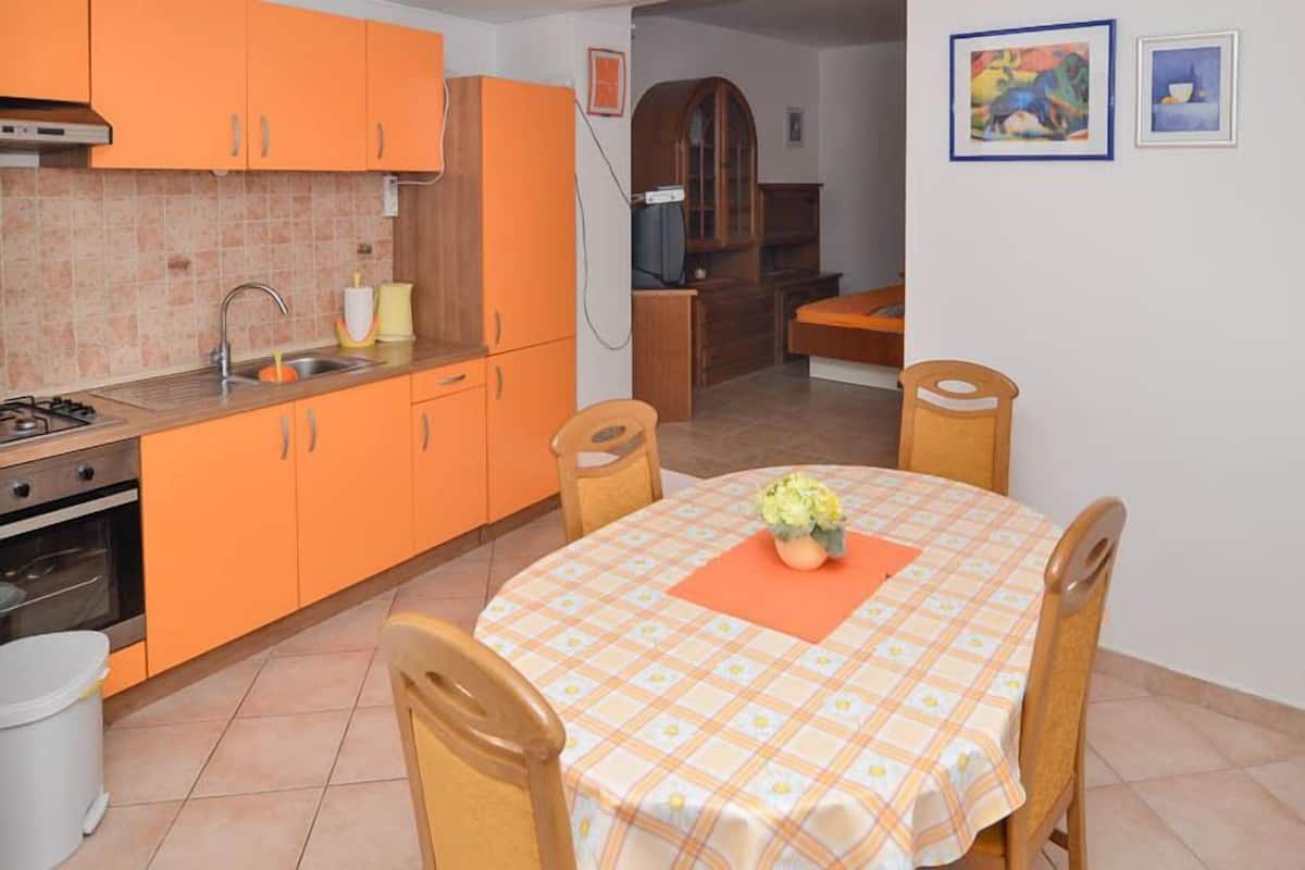 Appartement, 1 chambre, patio | Cuisine privée | Réfrigérateur, surface de cuisson, grille-pain, vaisselle et ustensiles