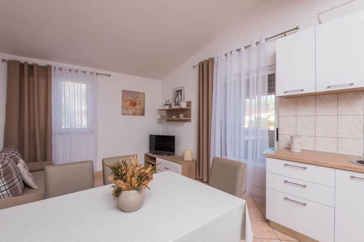 Appartement, 2 chambres, terrasse, vue sur la mer | Aire de séjour | Téléviseur à écran plat