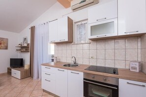 Appartement, 2 chambres, terrasse, vue mer | Cuisine privée | Réfrigérateur, plaque de cuisson, grille-pain