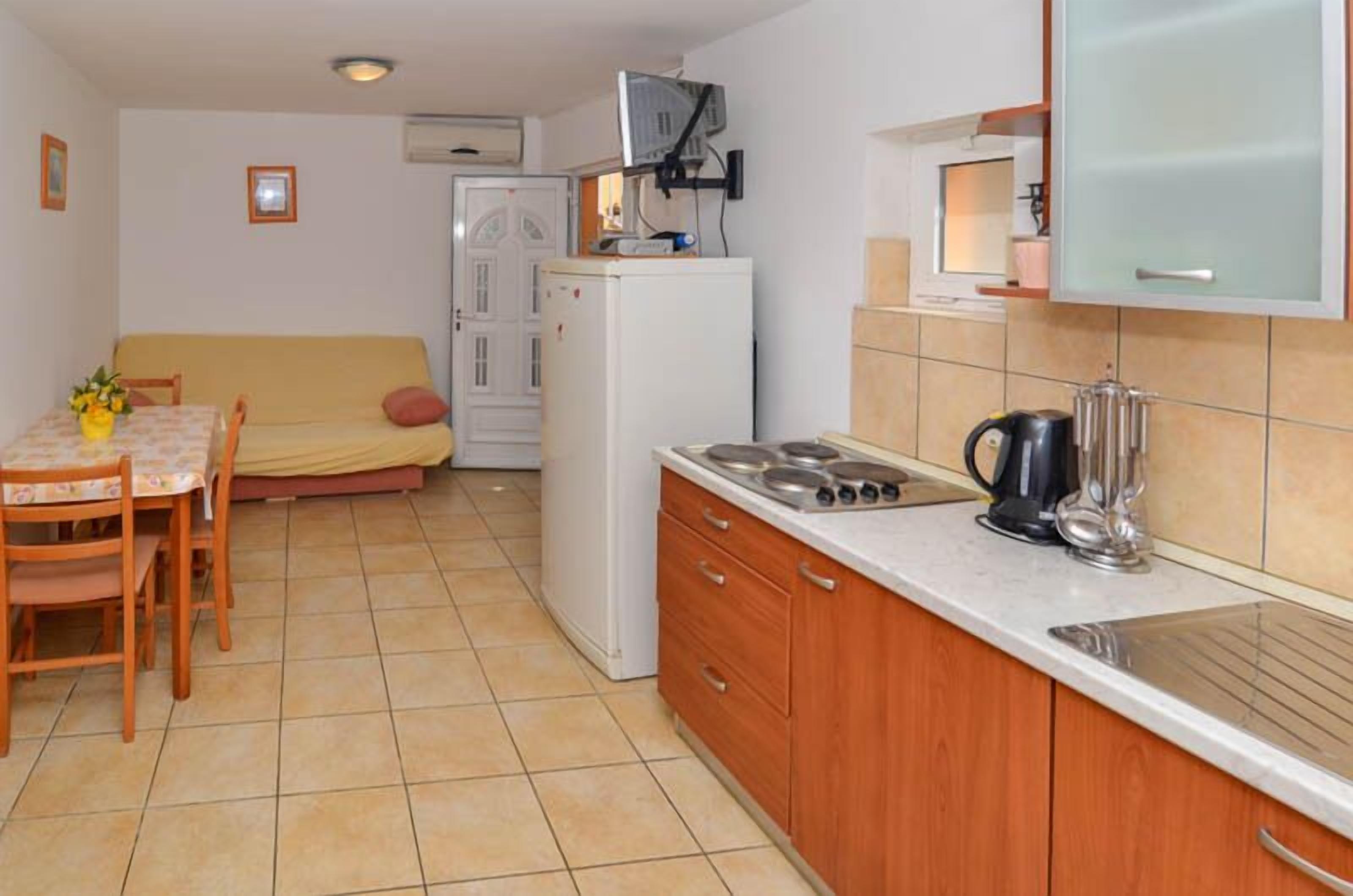 Appartement, 1 chambre | Cuisine privée | Réfrigérateur, plaque de cuisson, grille-pain