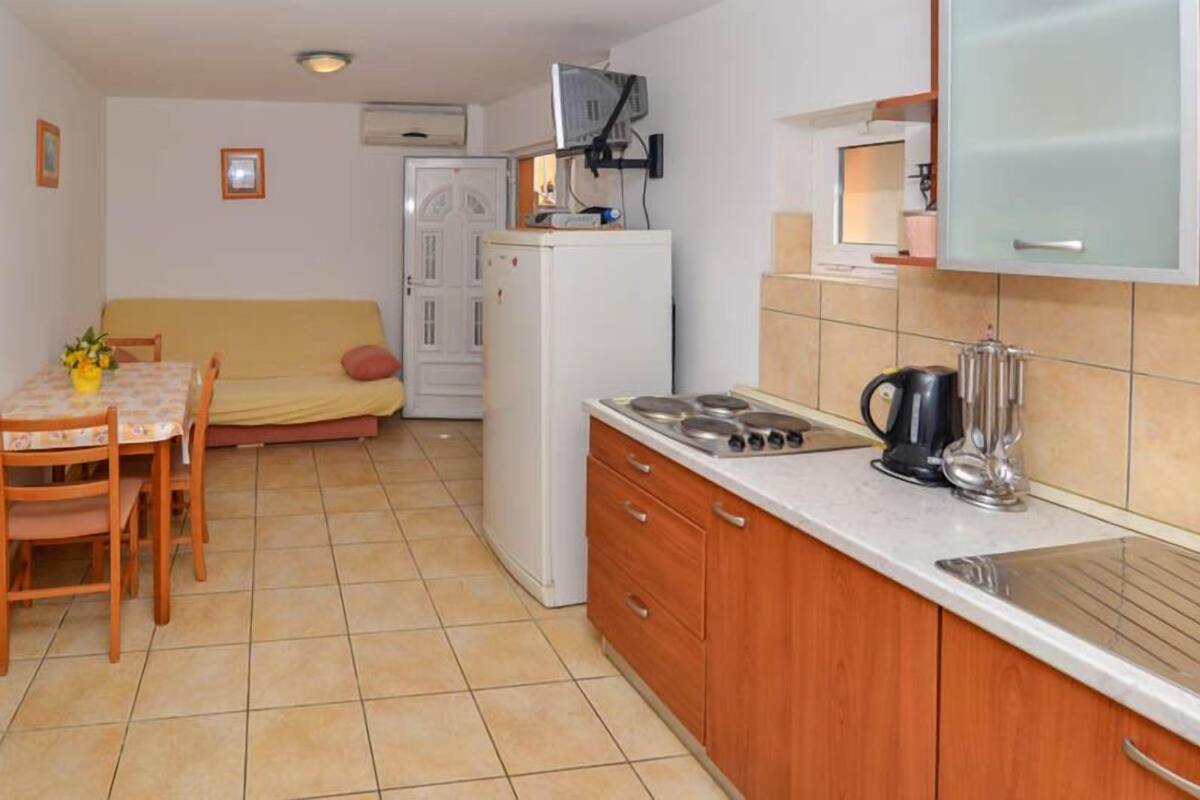 Appartement, 1 chambre | Cuisine privée | Réfrigérateur, surface de cuisson, grille-pain, vaisselle et ustensiles