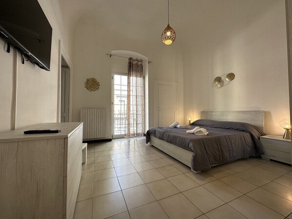 Deluxe Apartment | Premium bedding, memory foam beds, laptop workspace, free WiFi - Appartamento Crispi (Bari)