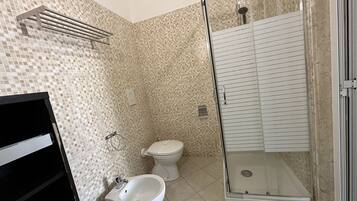 Apartamento luxo | Banheiro | Chuveiro, produtos de toalete grátis, secador de cabelo, bidê