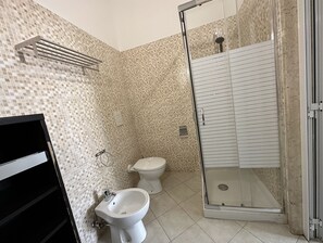 Deluxe Apartment | Bathroom | Shower, free toiletries, hair dryer, bidet - Appartamento Crispi (Bari)