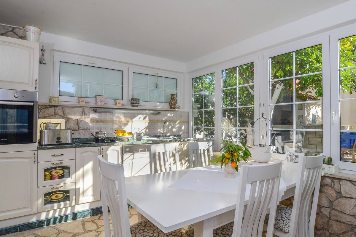 Apartment, 1 Bedroom, Ground Floor | In-room dining