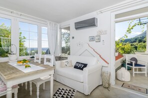 Apartment, 1 Bedroom, Terrace | Ruang tamu | TV skrin rata