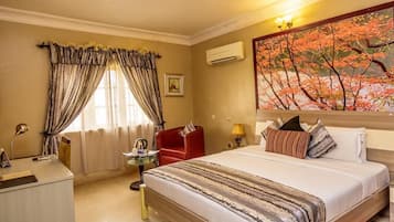 Classic Room | In-room safe, individually decorated, individually furnished, desk