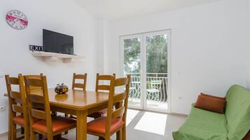 Huoneisto, 2 makuuhuonetta, parveke | Olohuone | Taulutelevisio