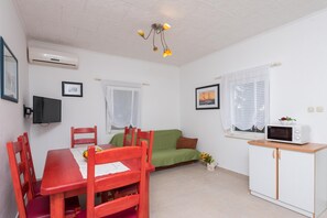 Departamento, 3 habitaciones | Área de sala de estar | Televisión de pantalla plana 