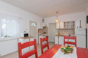 Apartment, 3 Schlafzimmer | Wohnbereich | Flachbildfernseher