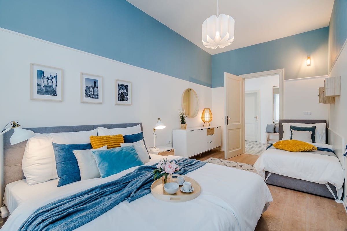 Decoración personalizada, muebles diferentes y escritorio