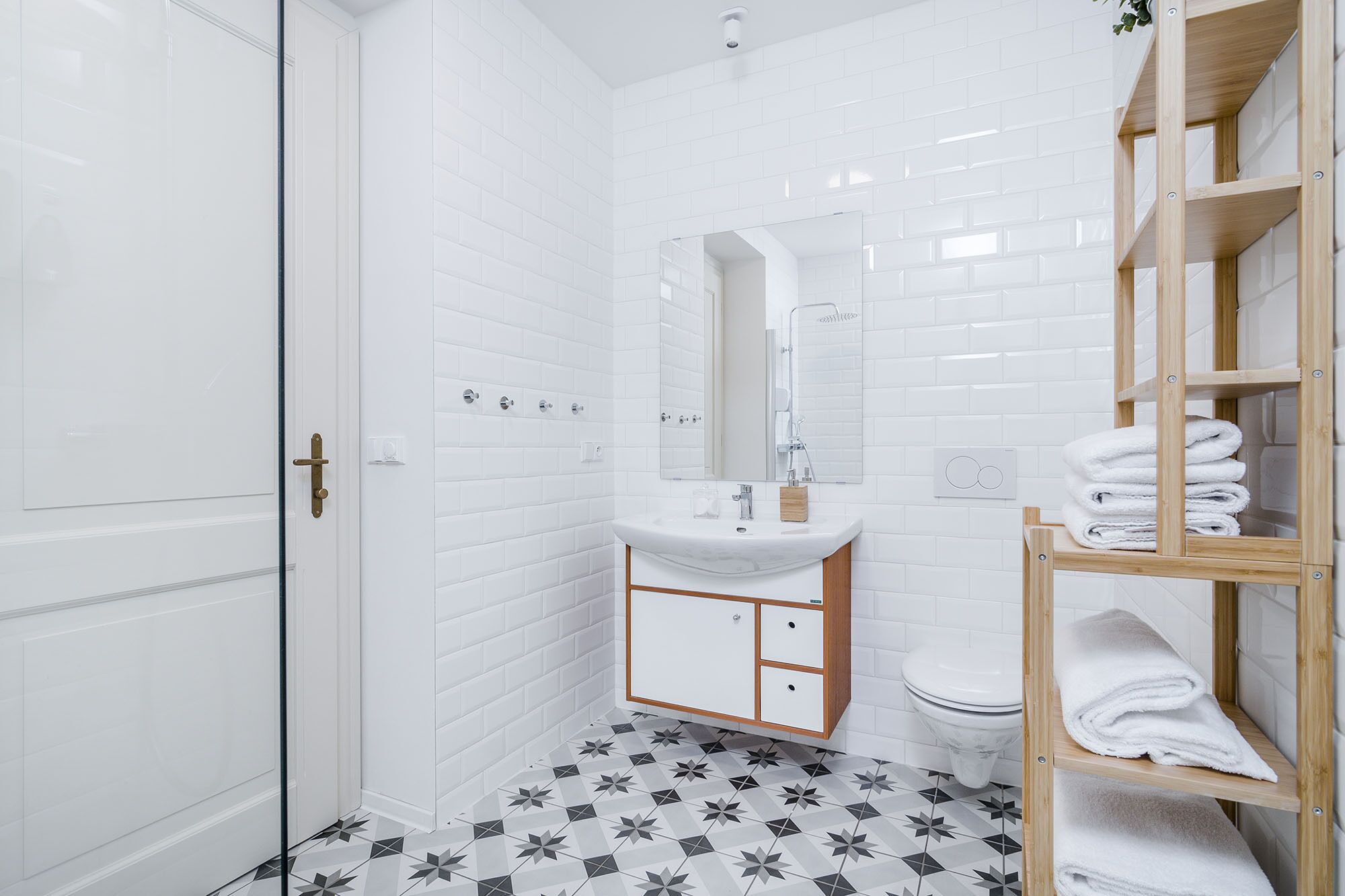 Deluxe Apartment | Bathroom | Shower, hair dryer, heated floors, towels